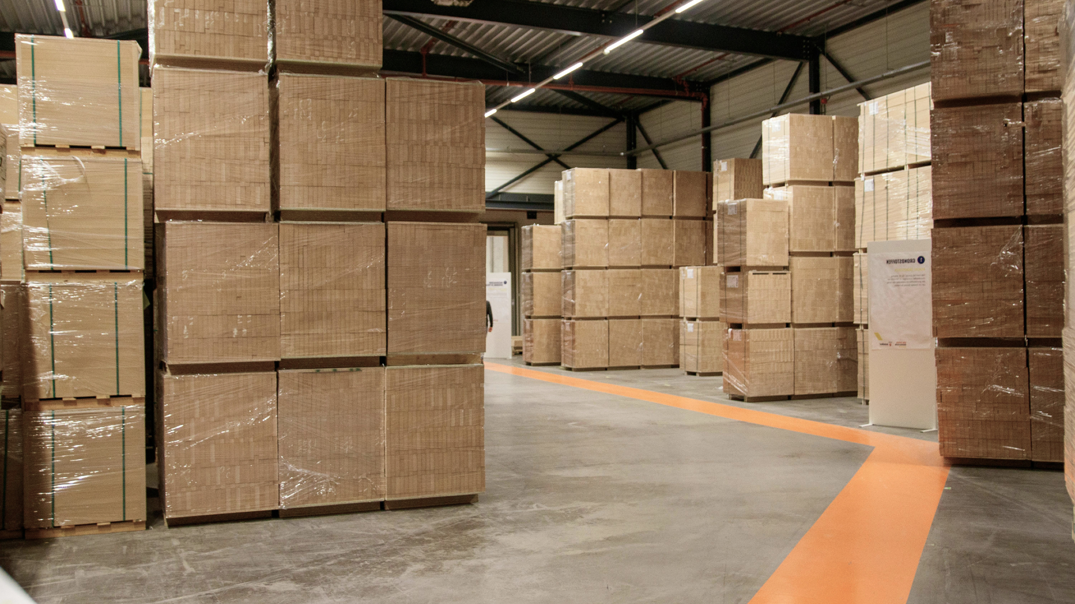 Warehouse with stacked cardboard boxes – illustrating supply chain oversight under åpenhetsloven